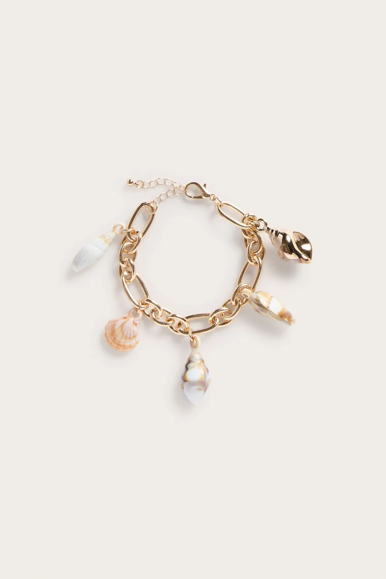 Armband med snäckhängen
