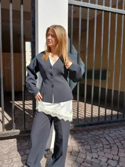 Asymmetriskt satinlinne med spets