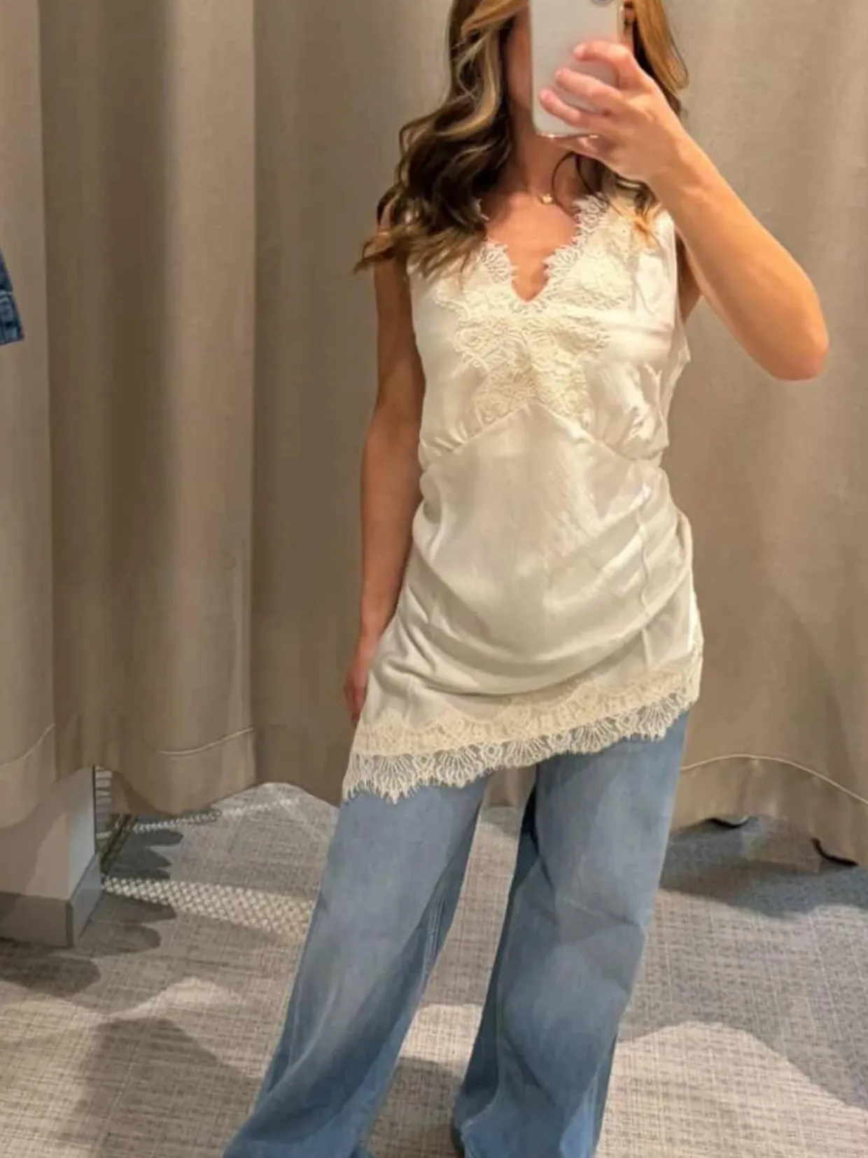 Asymmetriskt satinlinne med spets