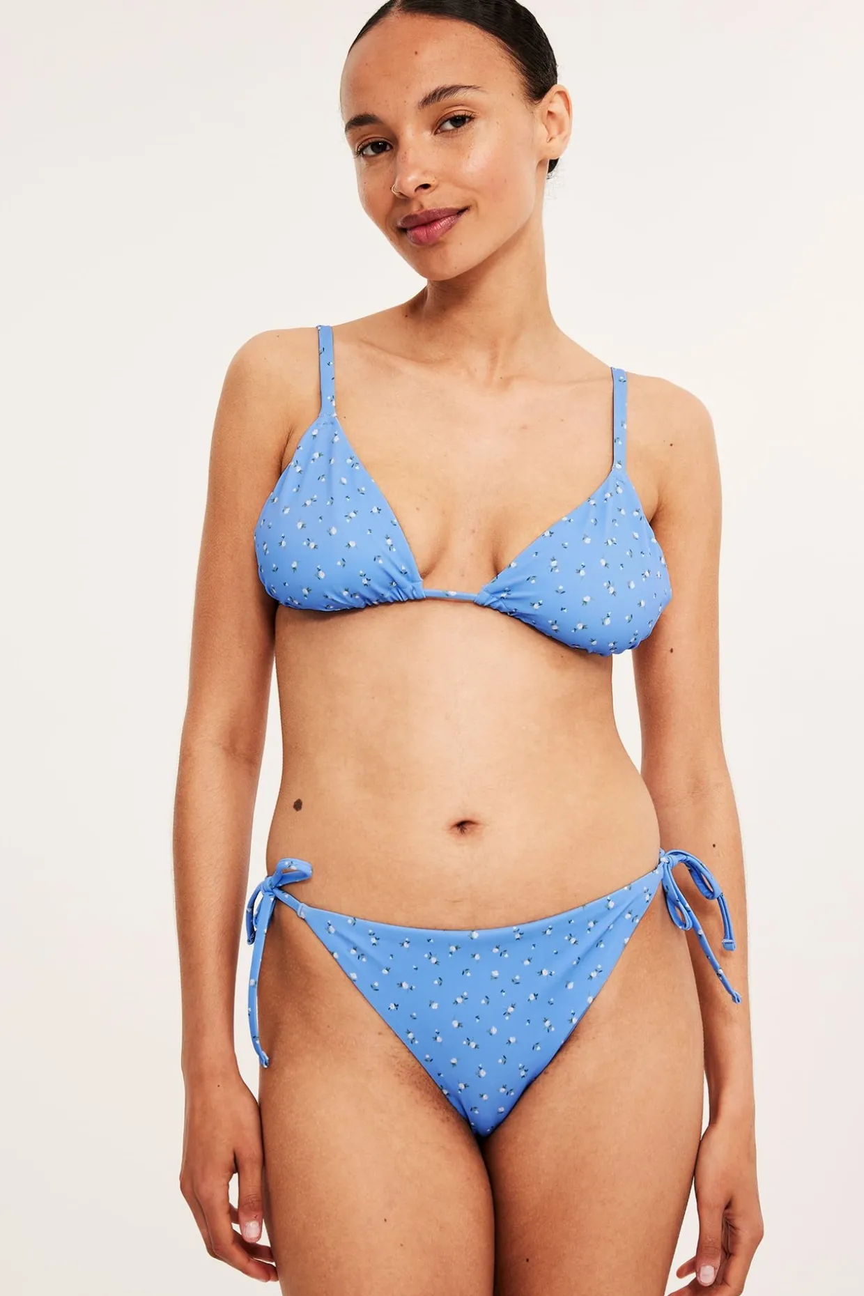 Blommiga bikinitrosor