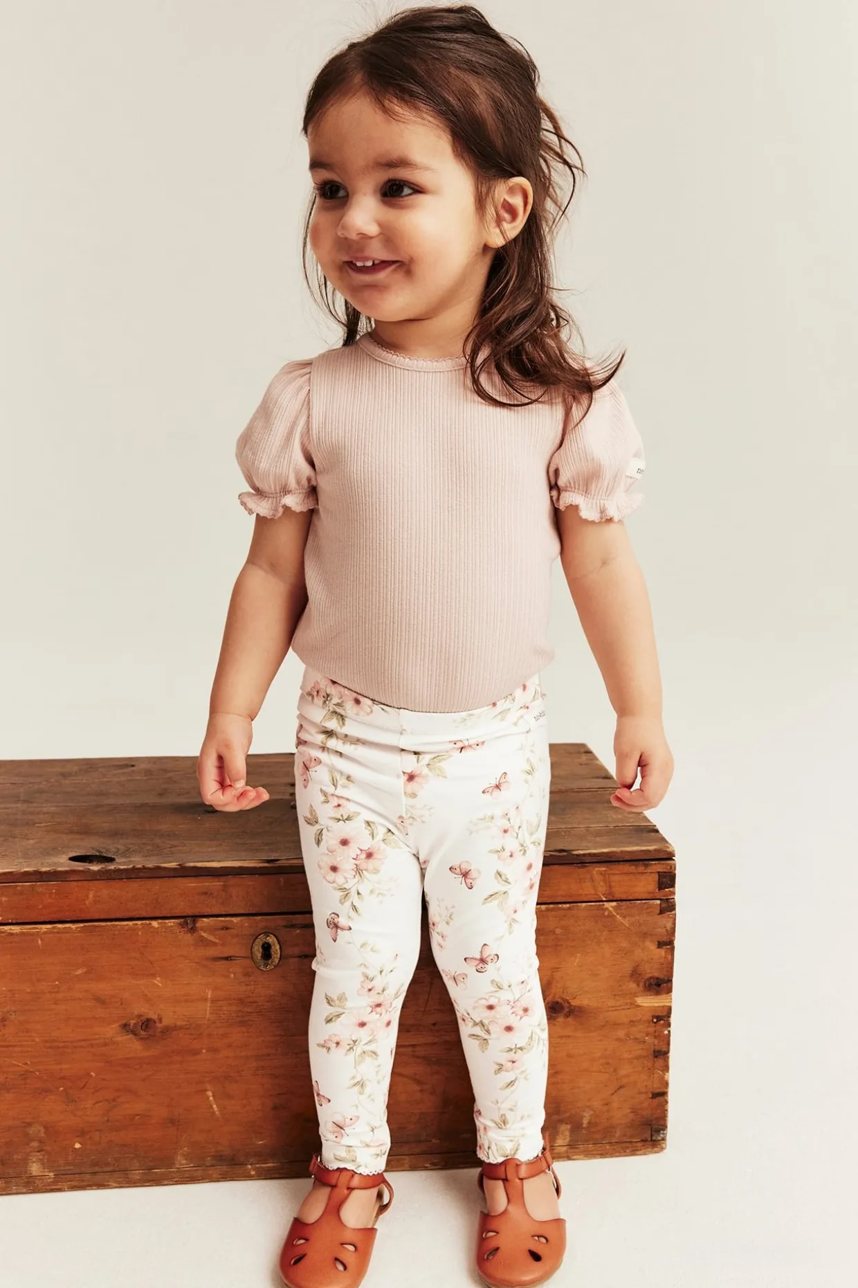 Blommiga leggings med fjärilar
