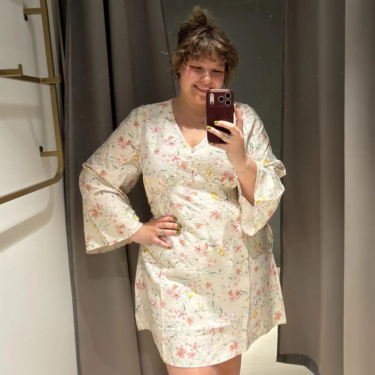 Blommig A-linjeformad klänning med V-ringning