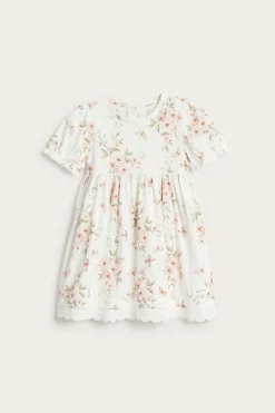 Blommig klänning med fjärilar