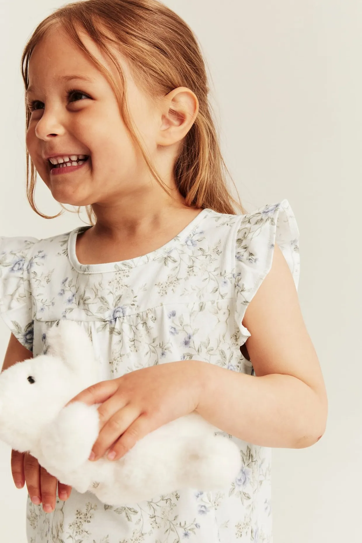 Blommig pyjamas med volanger