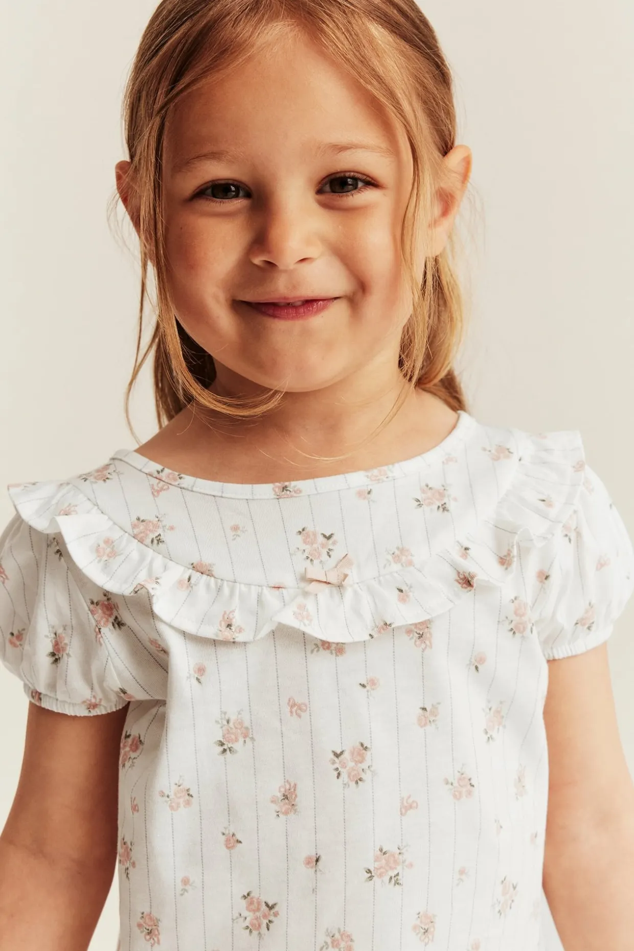 Blommigt pyjamasset med volang