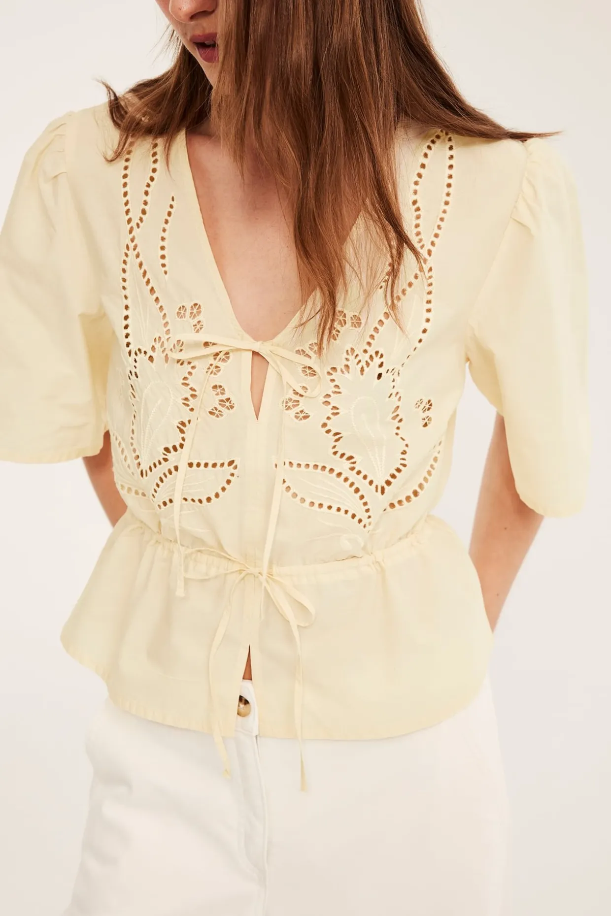 Blus i bomullspoplin med broderi och knytband