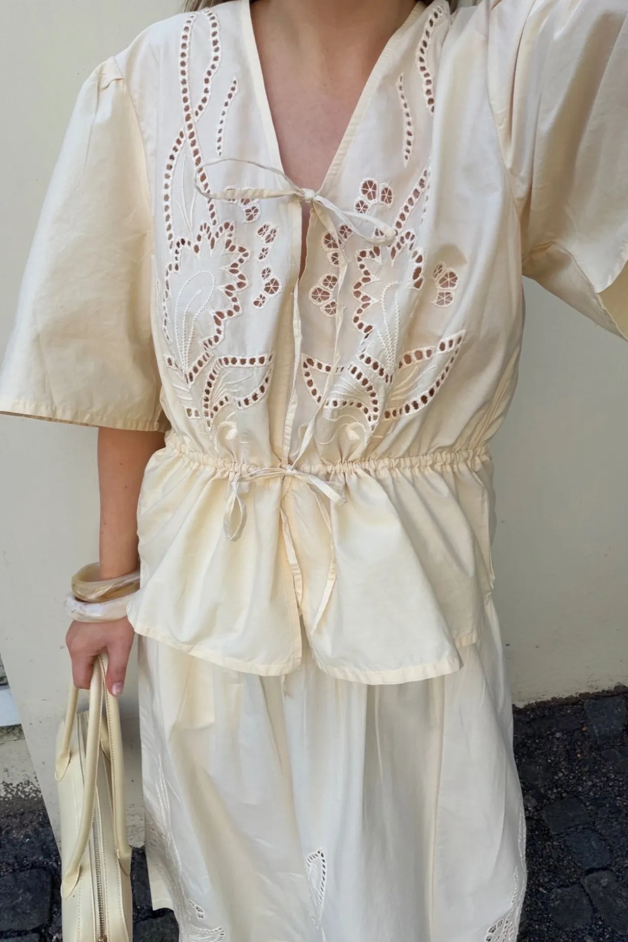 Blus i bomullspoplin med broderi och knytband