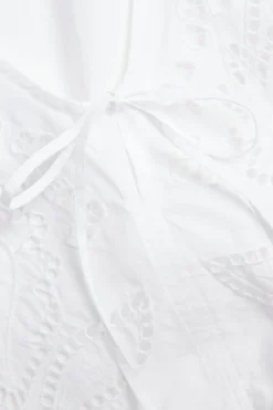 Blus i bomullspoplin med broderi och knytband