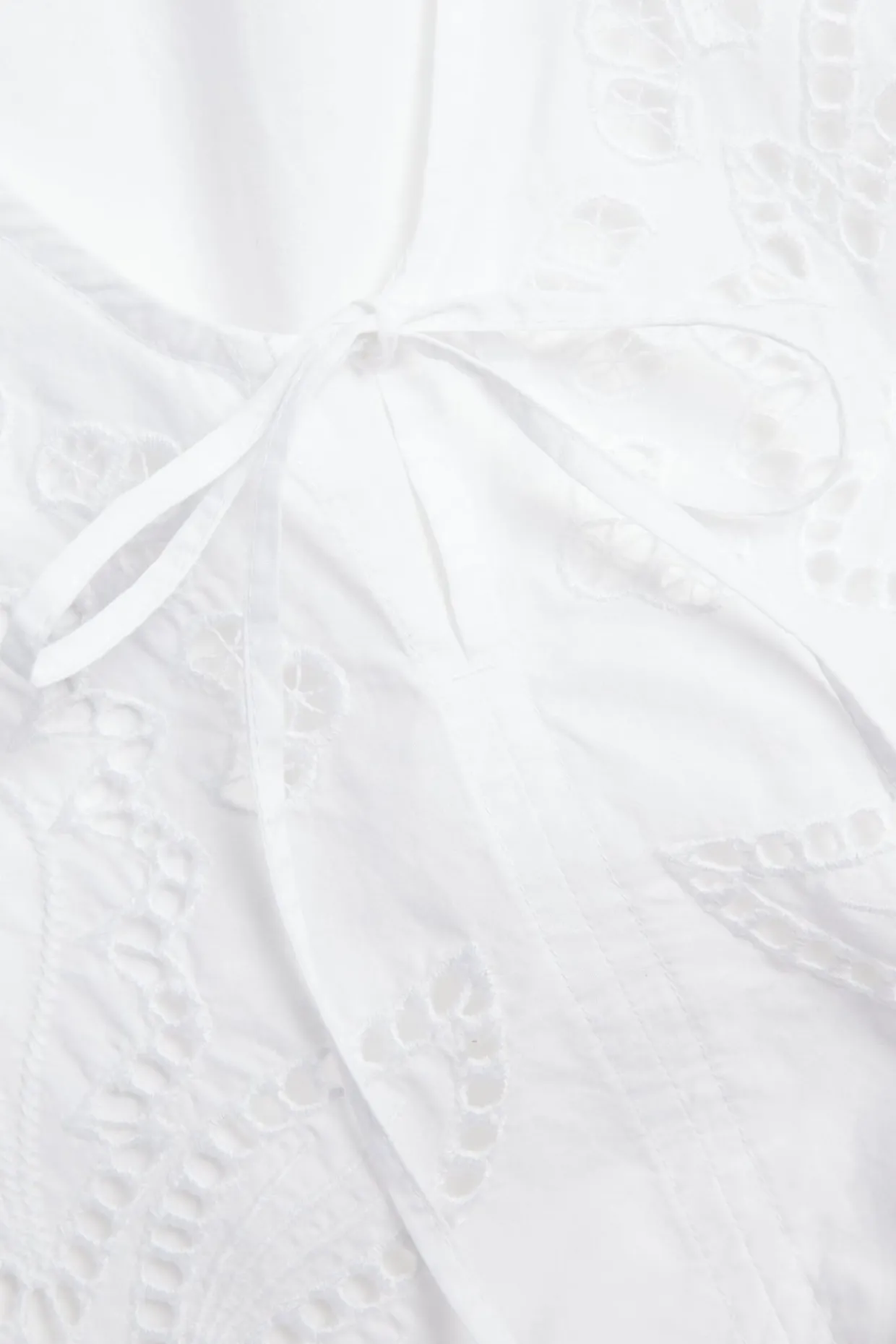 Blus i bomullspoplin med broderi och knytband