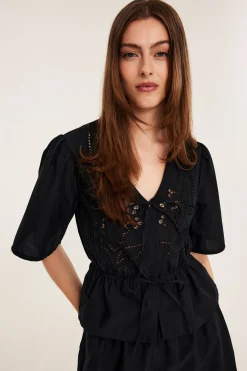 Blus i bomullspoplin med broderi och knytband