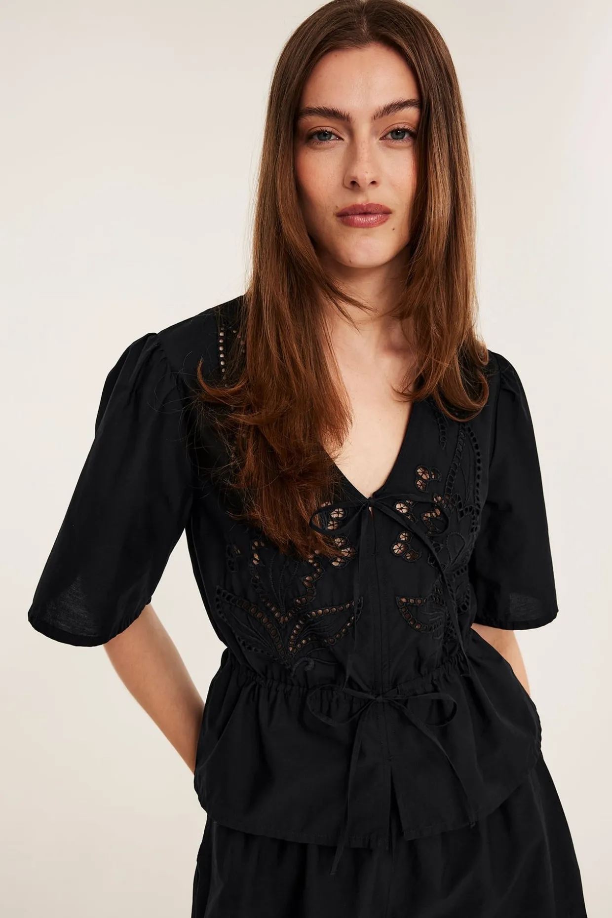 Blus i bomullspoplin med broderi och knytband