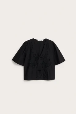 Blus i bomullspoplin med broderi och knytband