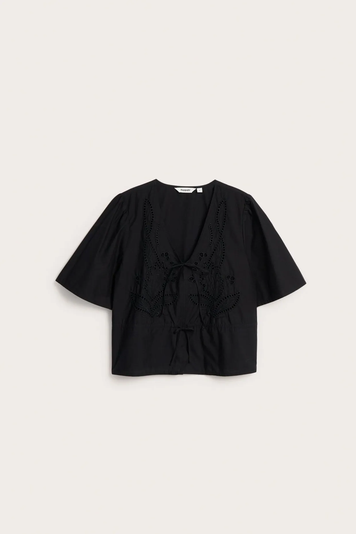 Blus i bomullspoplin med broderi och knytband