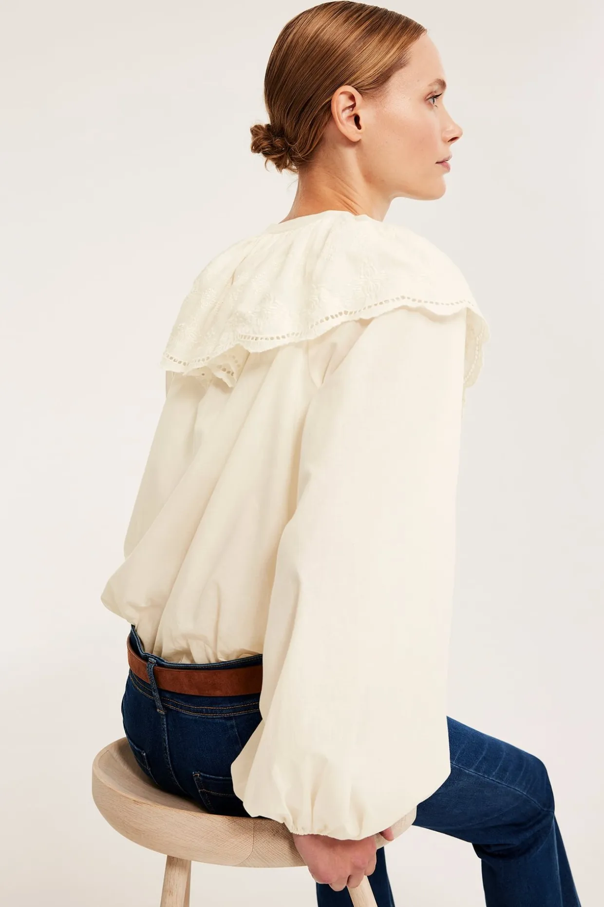 Blus med broderad cape