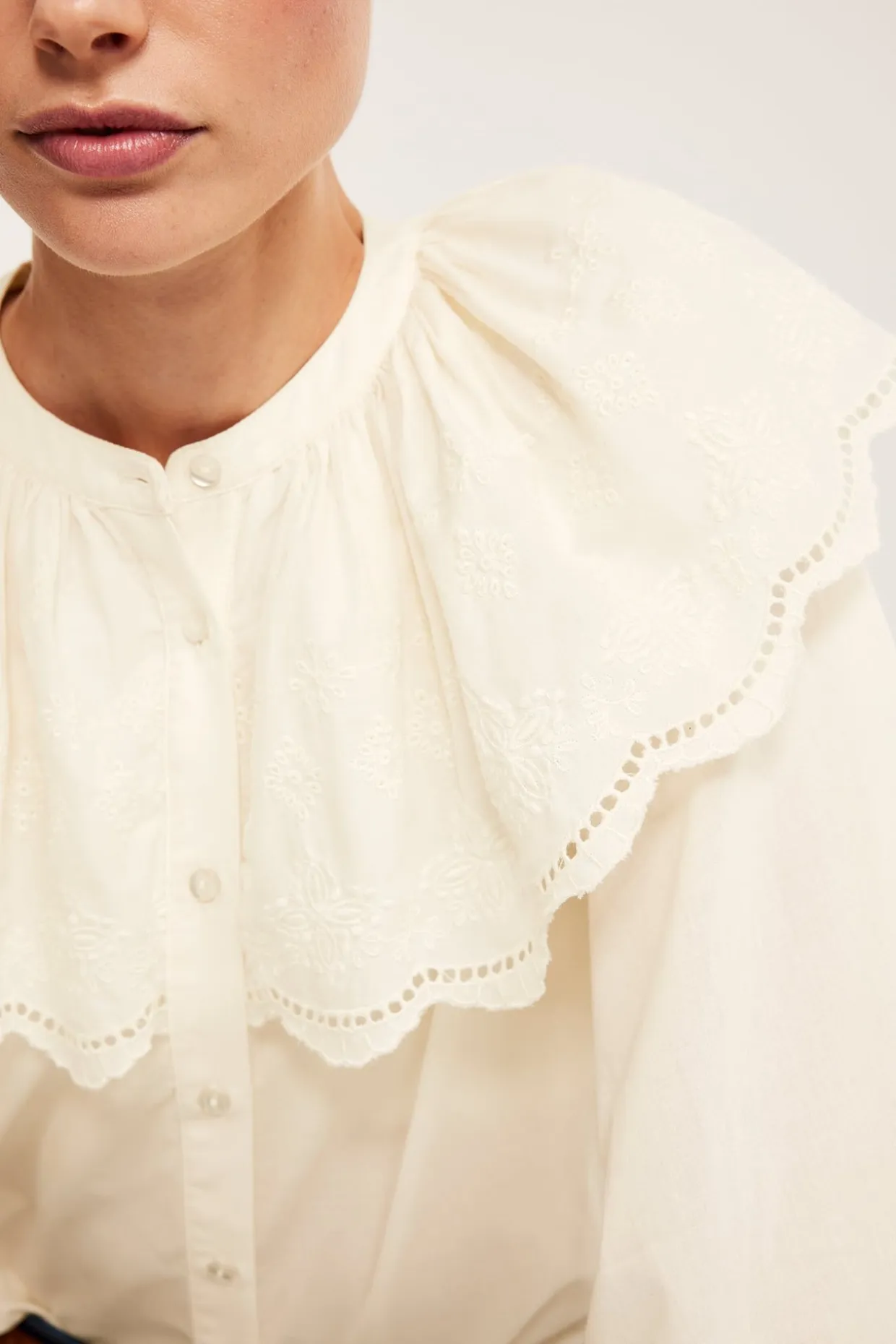 Blus med broderad cape