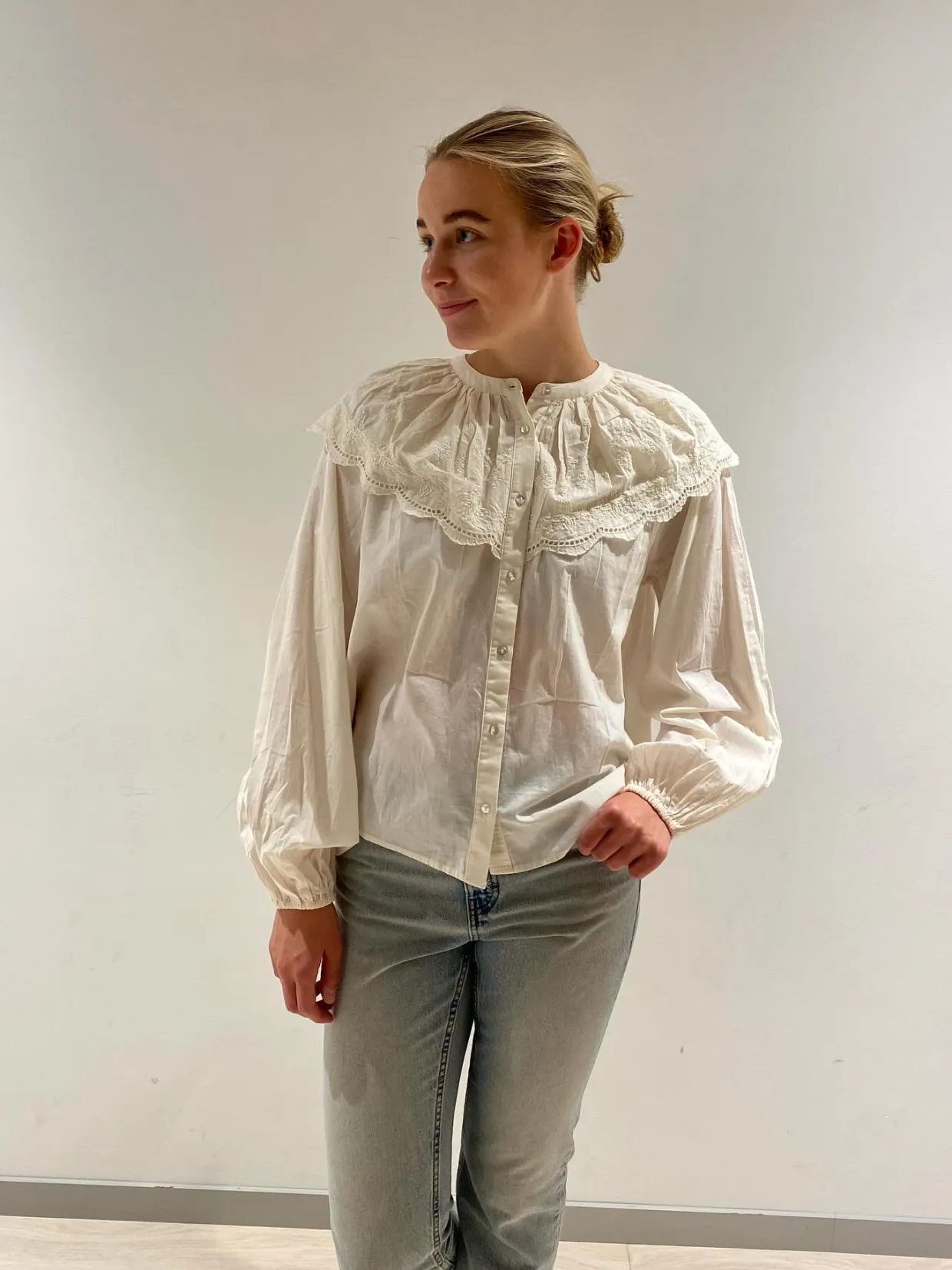 Blus med broderad cape
