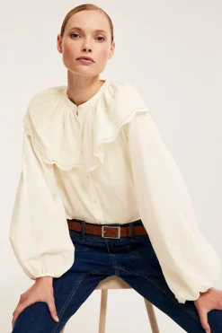 Blus med broderad cape