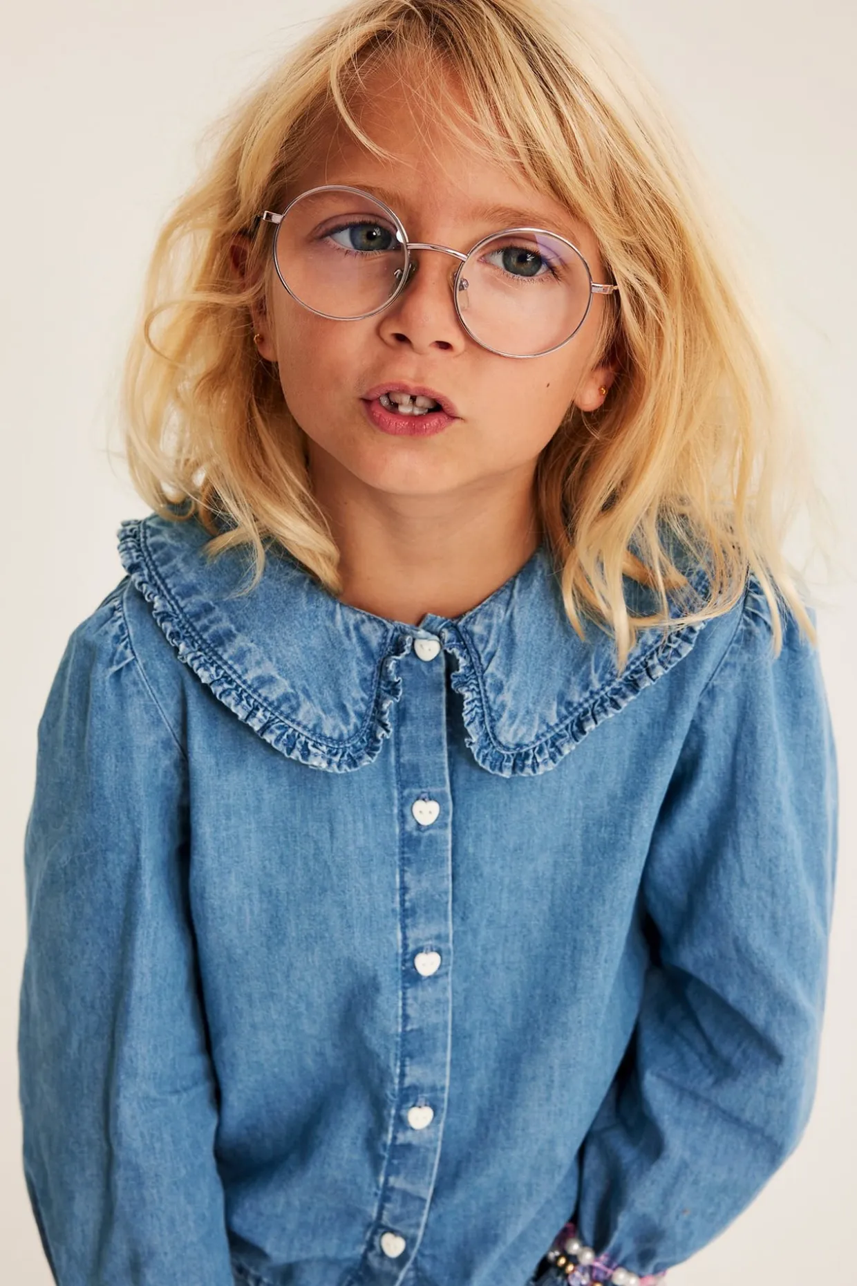 Blus med volangkrage i bomullsdenim