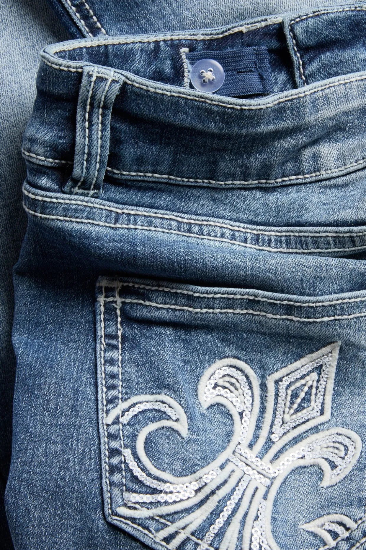 Bootcut jeans low waist med broderade bakfickor