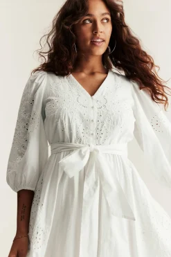 Broderad klänning Newbie Woman