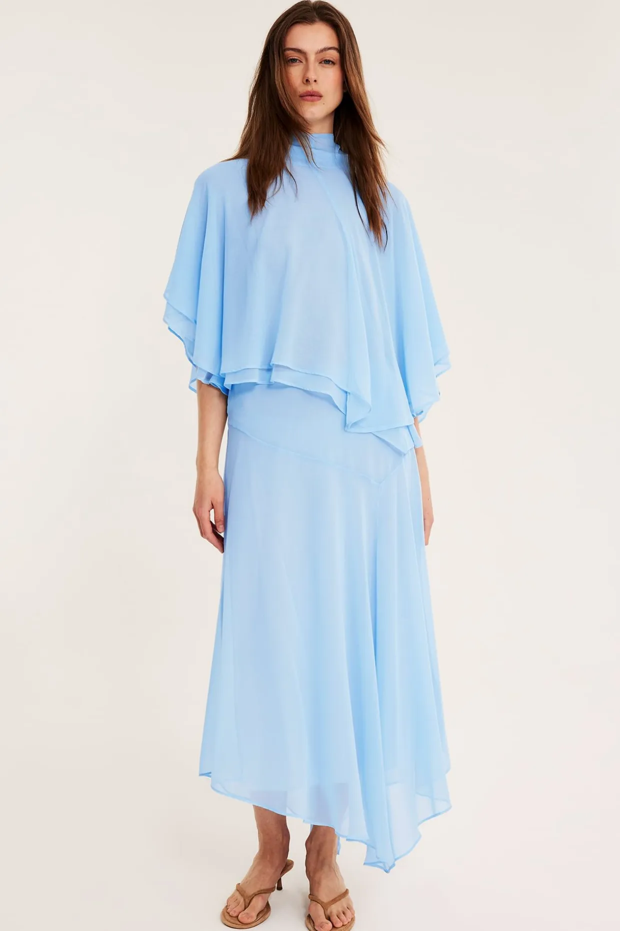 Chiffongblus med cape‑silhuett
