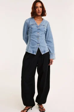 Denimblus med markerad midja