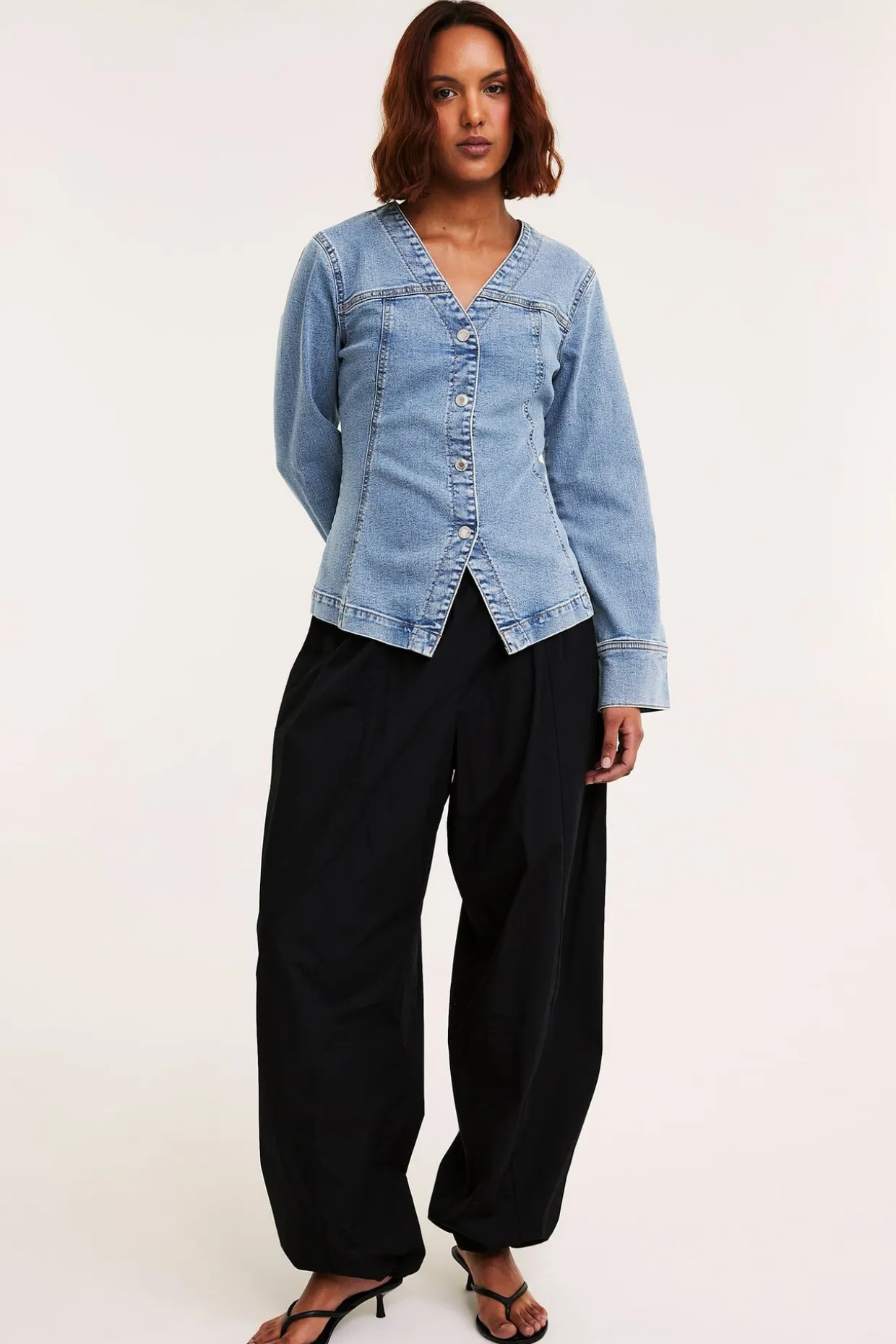 Denimblus med markerad midja