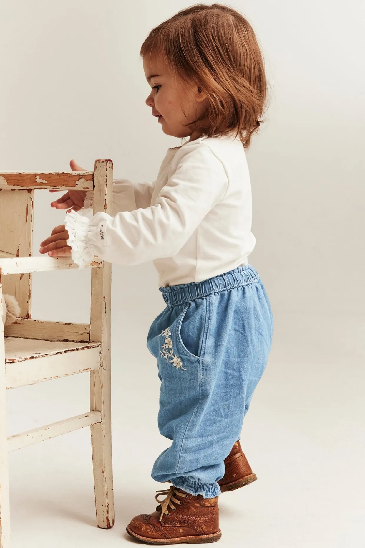Denimbyxa med blombroderier