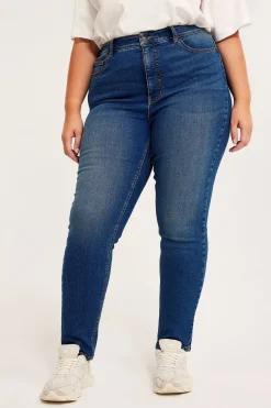 Embracing jeans high waist