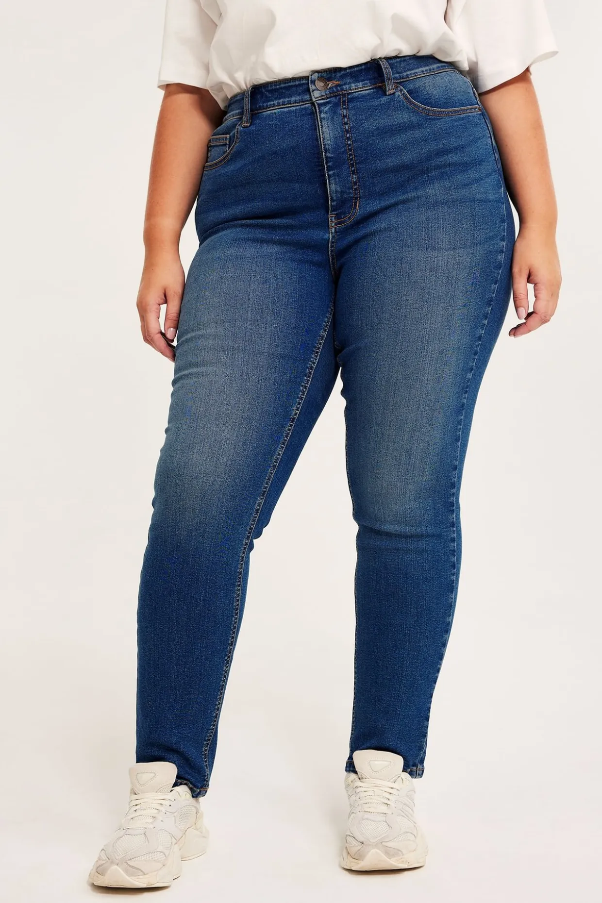 Embracing jeans high waist