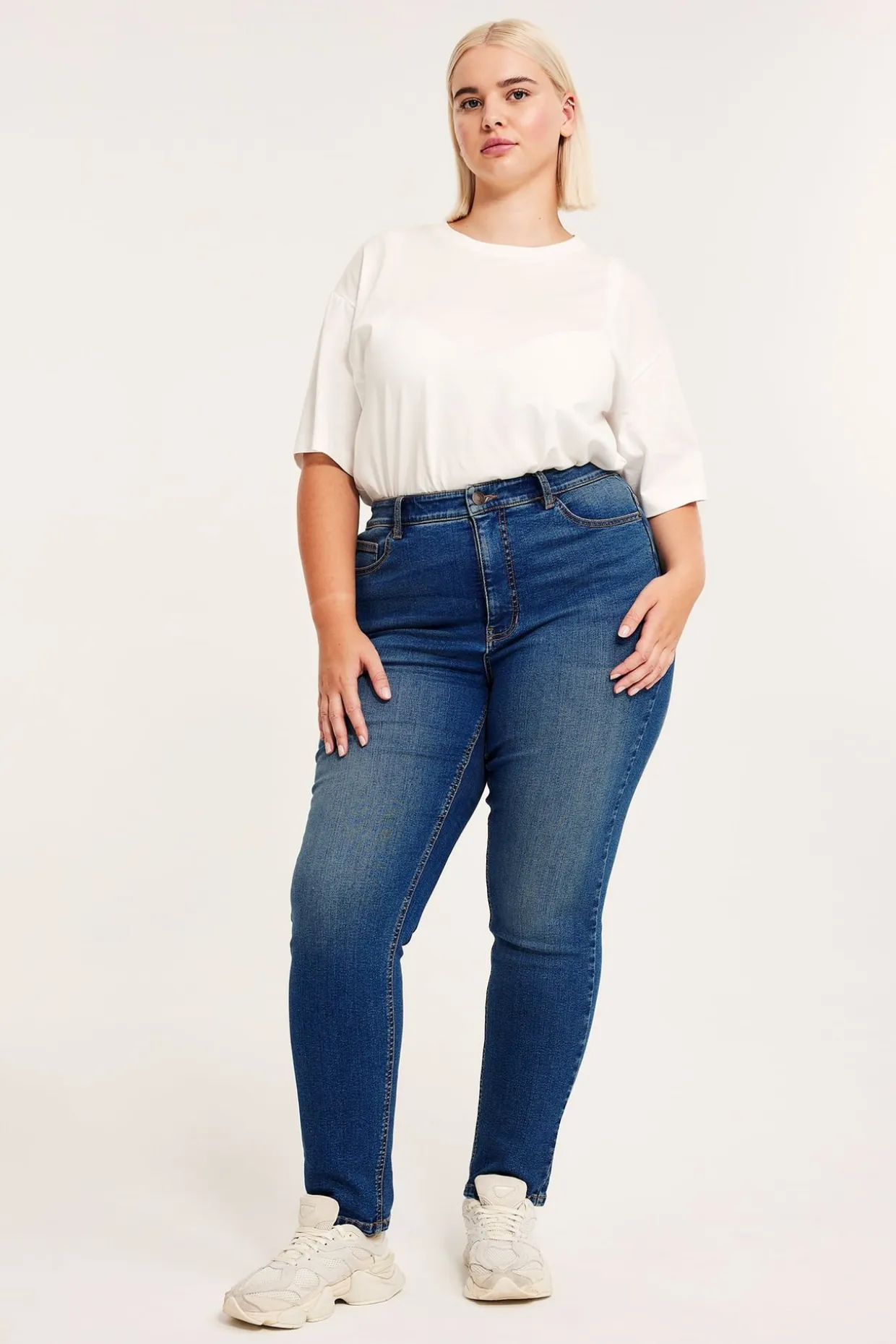 Embracing jeans high waist
