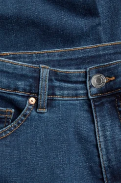 Embracing jeans high waist