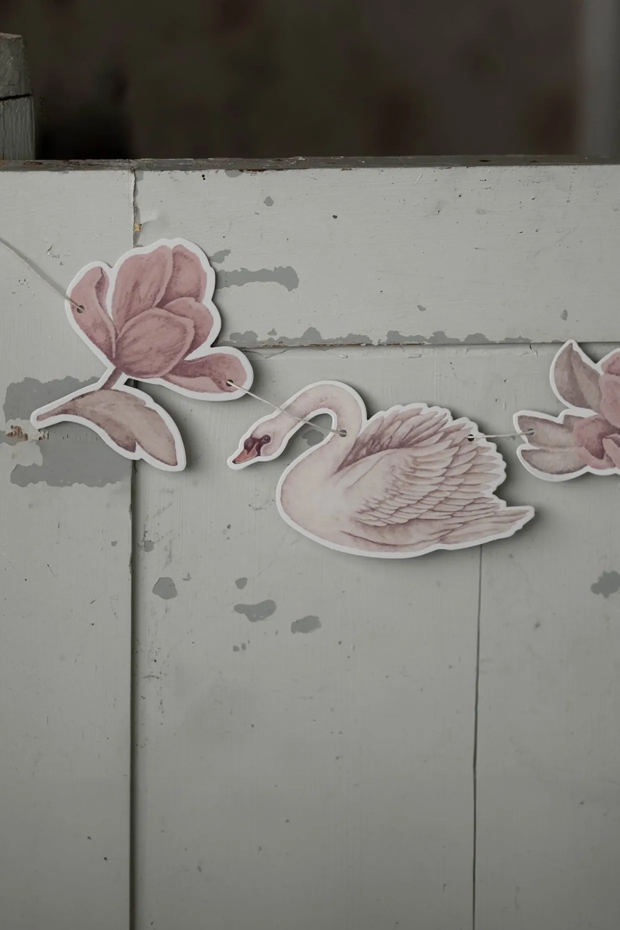Girlang svanar och blommor
