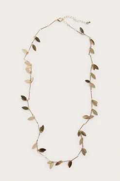 Halsband med bladformade detaljer