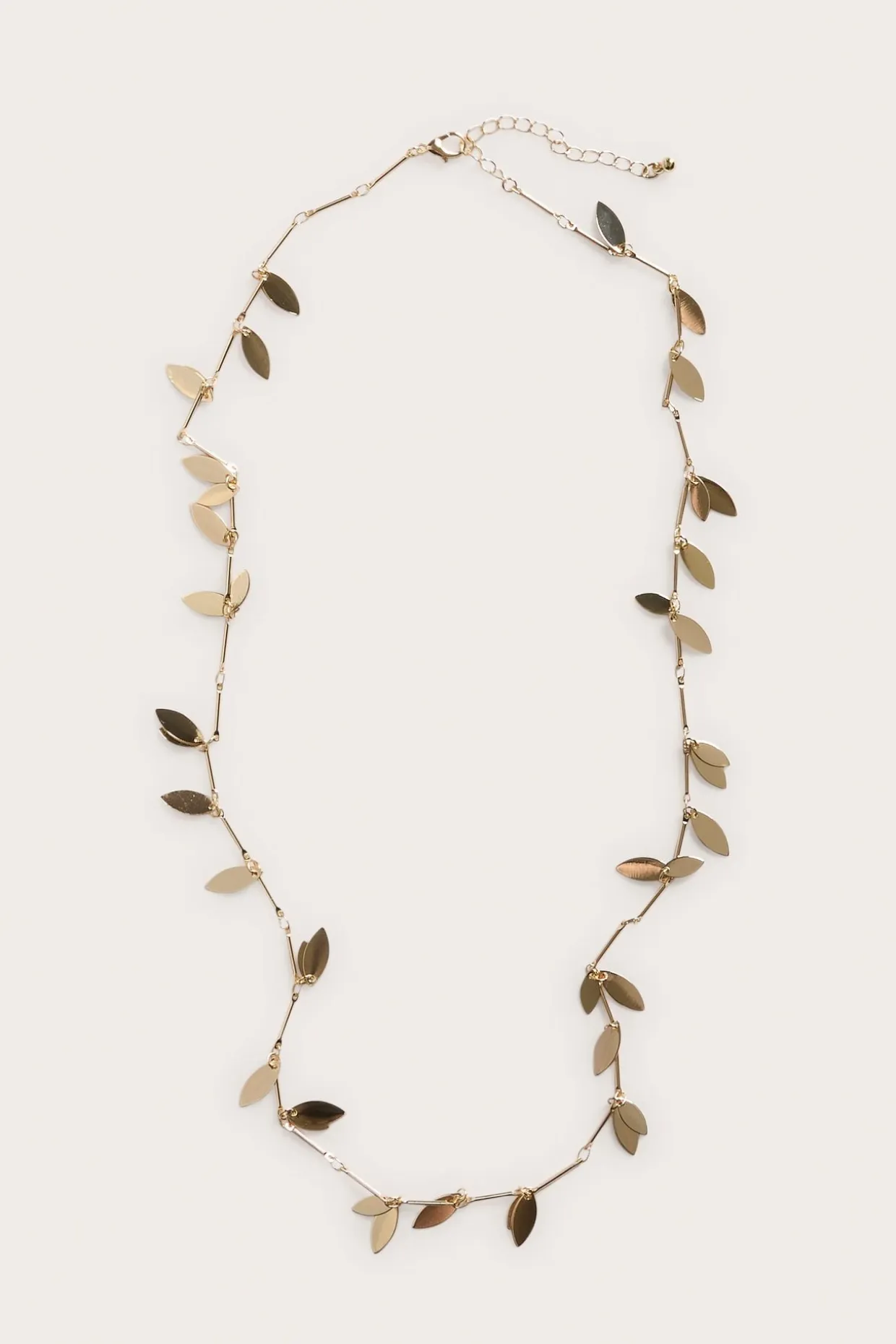 Halsband med bladformade detaljer