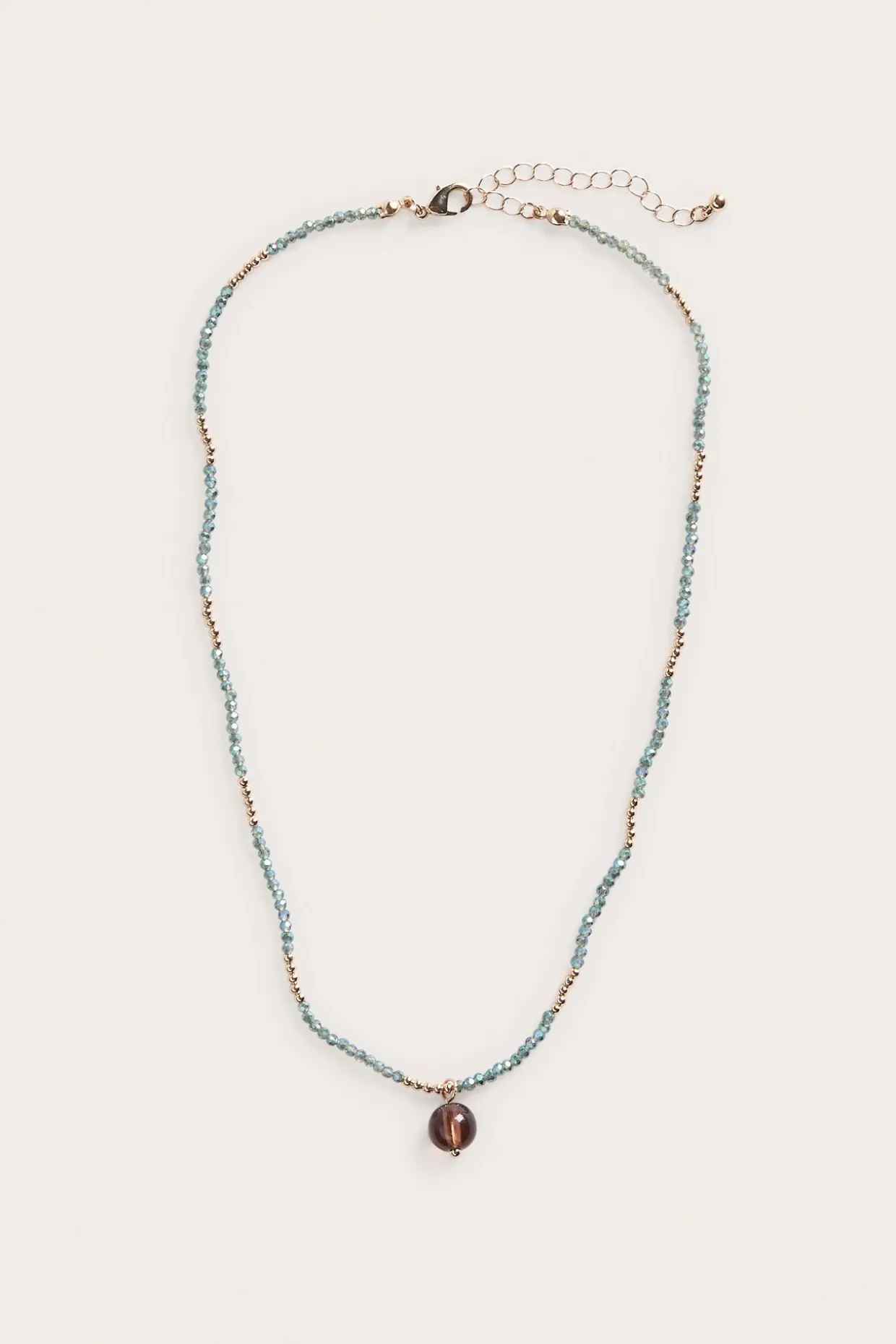 Halsband med pärlor och berlock