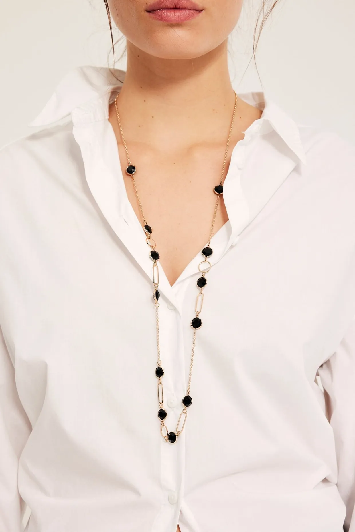 Halsband med svarta glasdetaljer