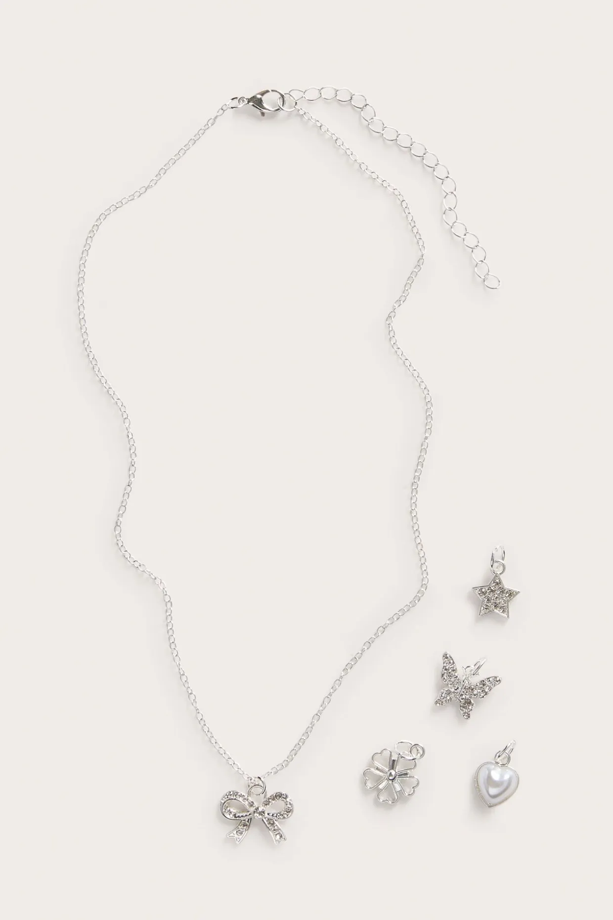 Halsband med utbytbara berlocker