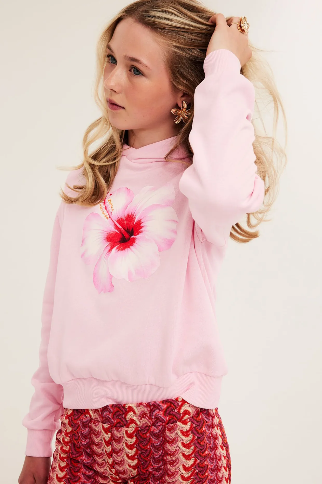 Hoodie med print av hibiskusblomma