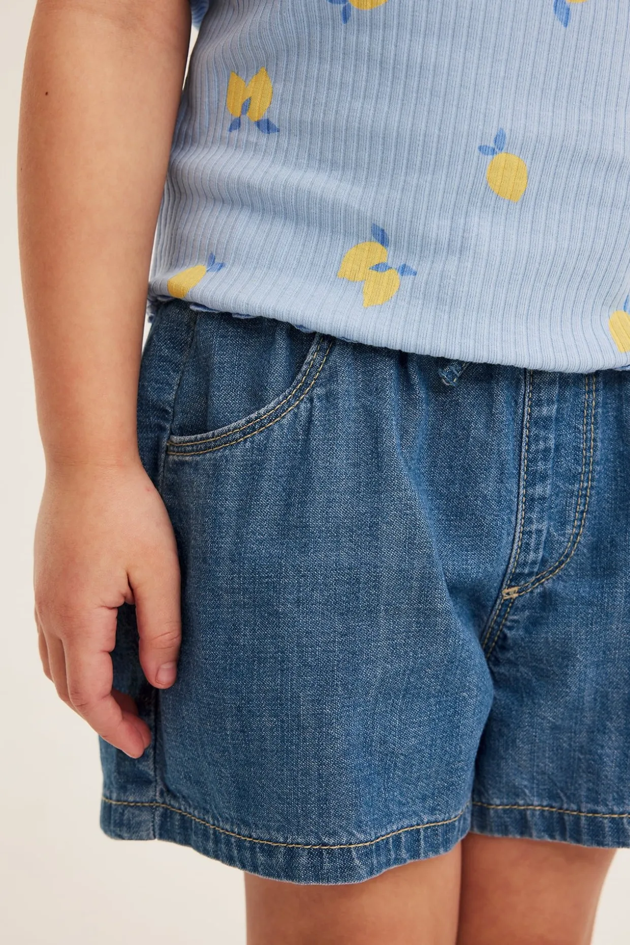 Jeansshorts i dra-på-modell