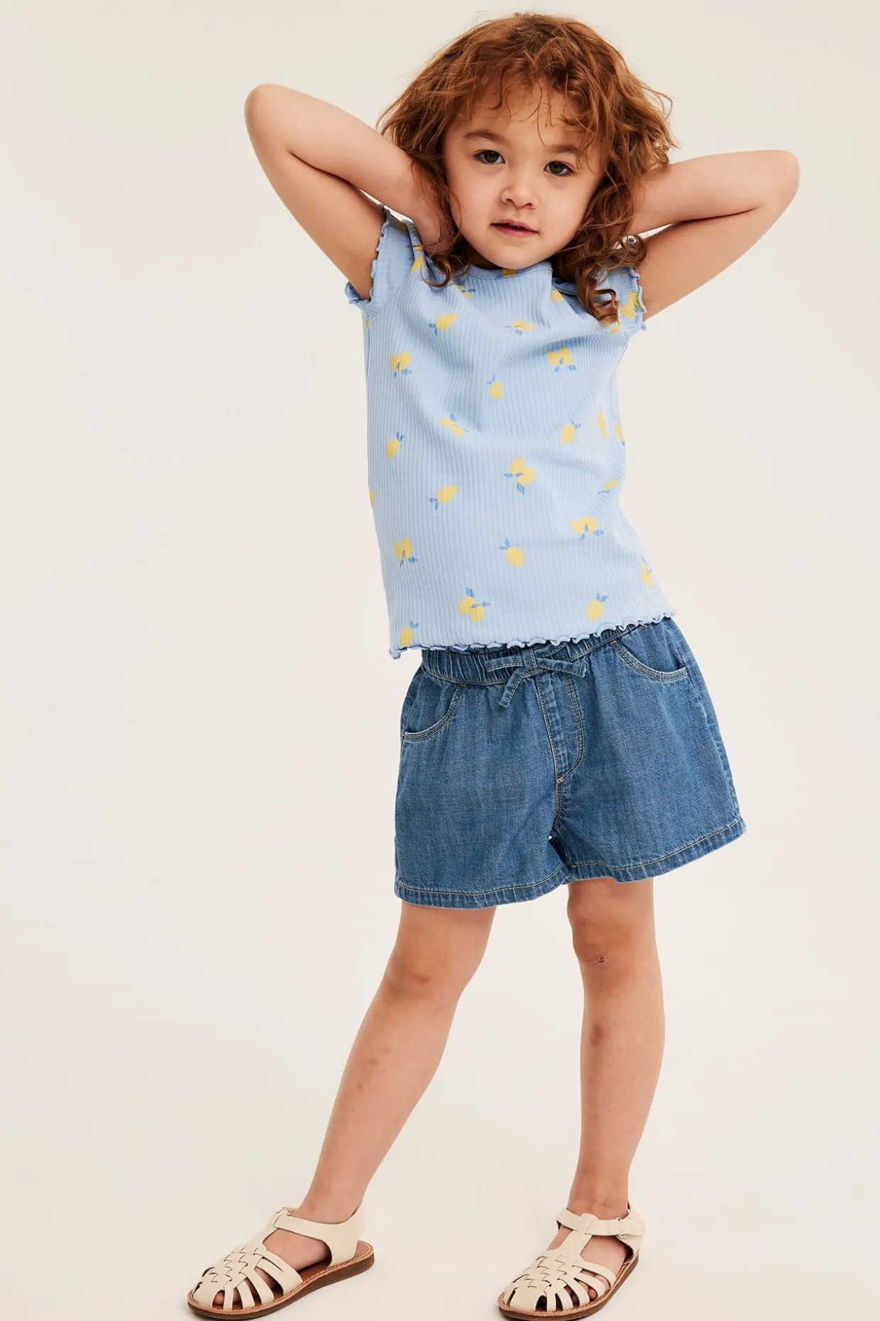Jeansshorts i dra-på-modell