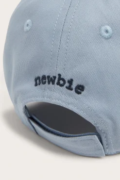 Keps med broderad segelbåt
