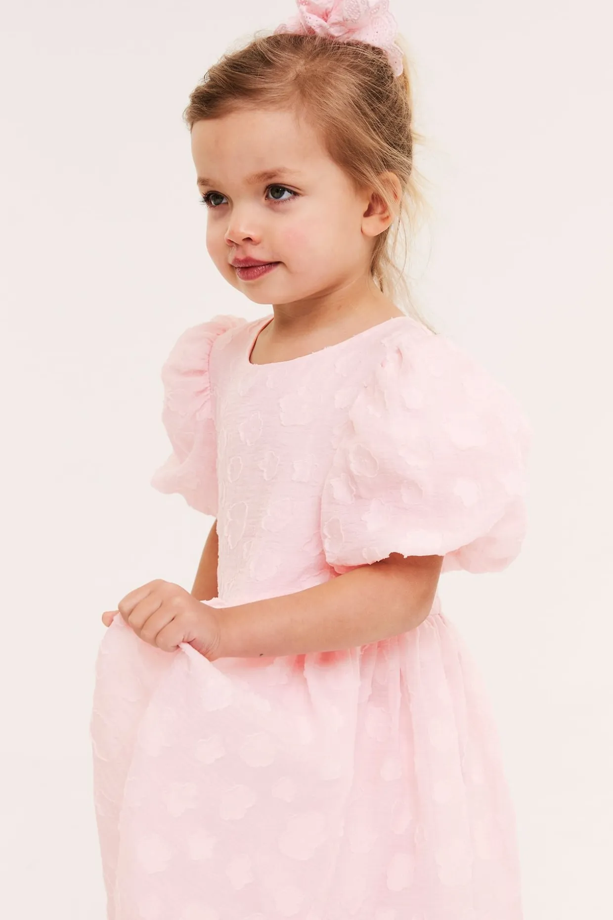Klänning i organza med puffärm