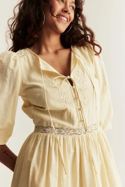 Klänning med broderi Newbie Woman