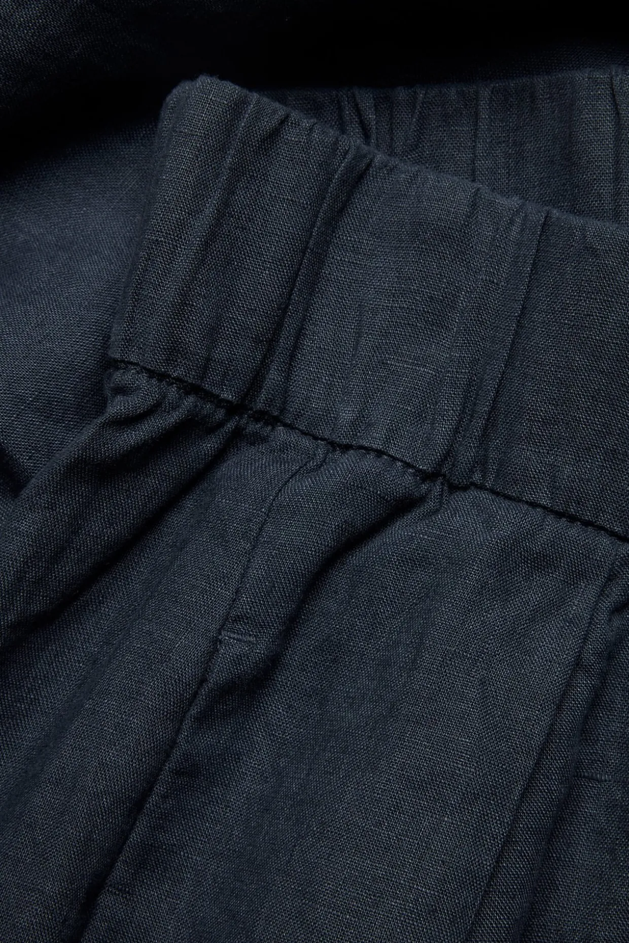 Knälånga linneshorts