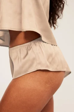 Korta shorts i satin