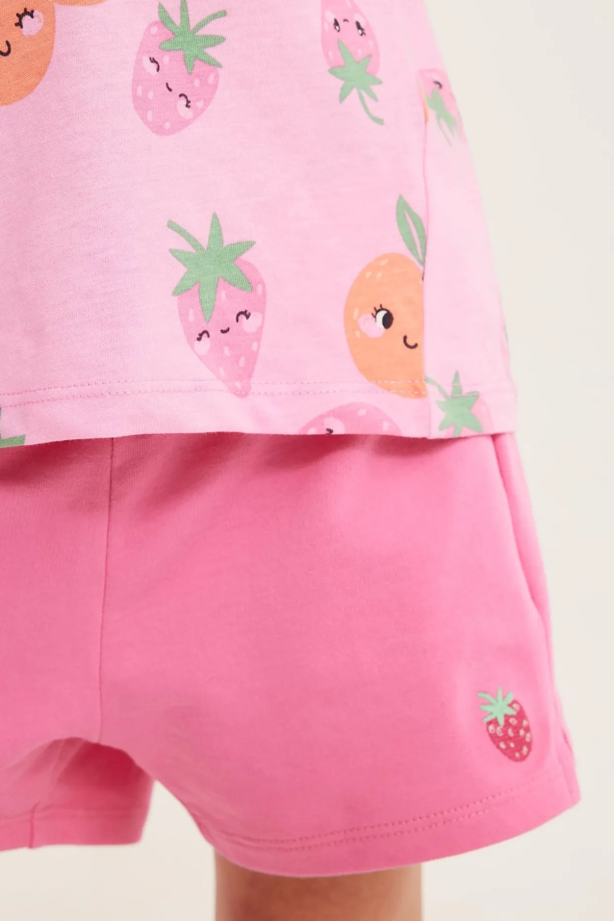 Korta shorts med rosett och jordgubbsbordyr