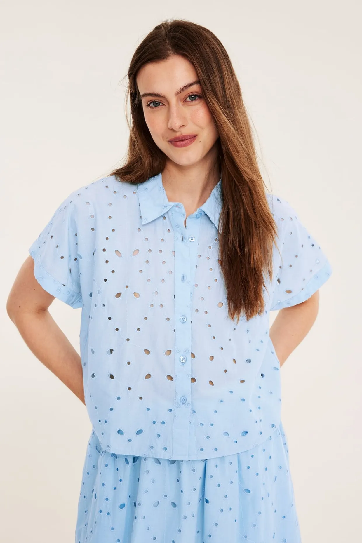 Kortärmad bomullsblus med broderie anglaise