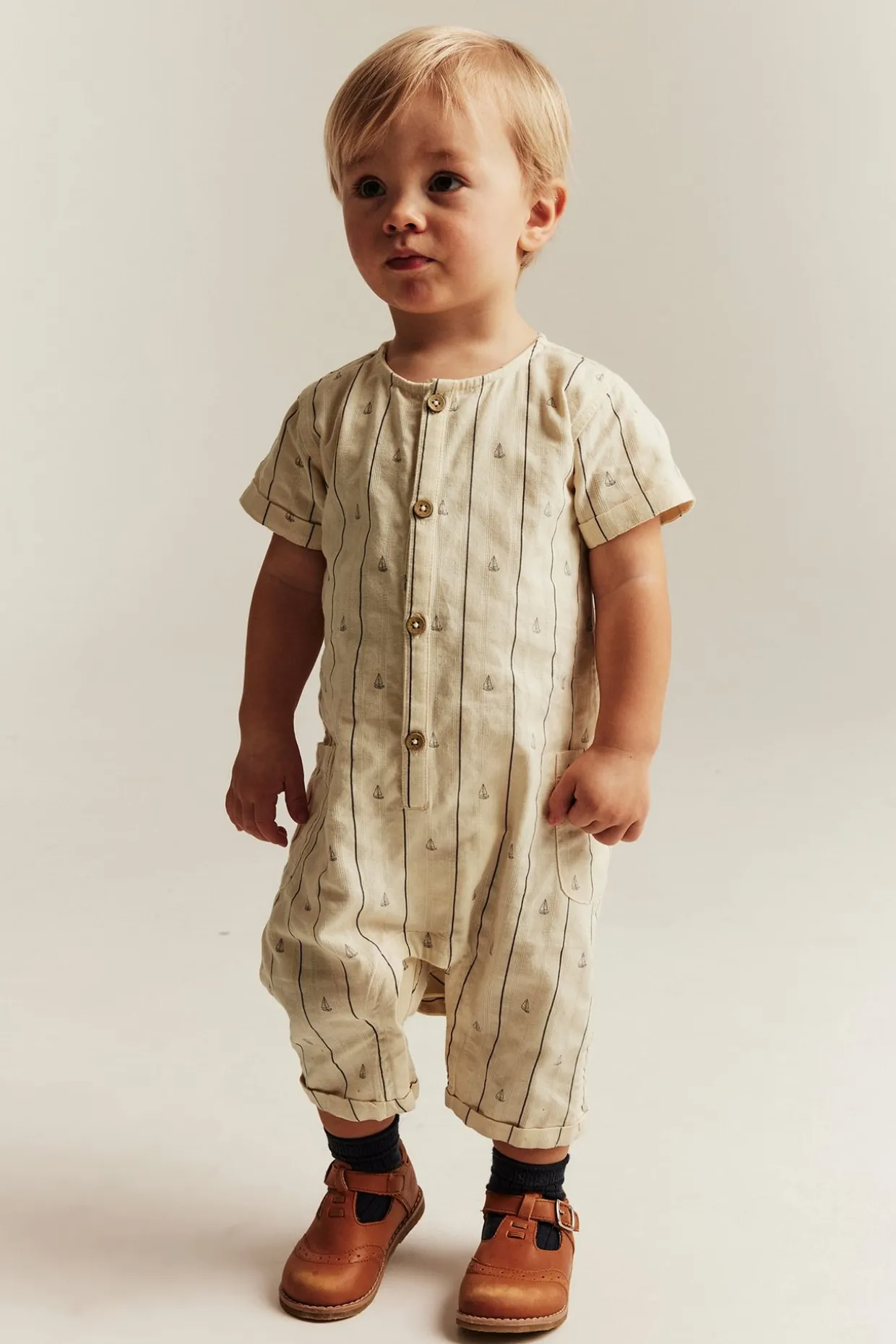 Kortärmad jumpsuit med segelbåtar