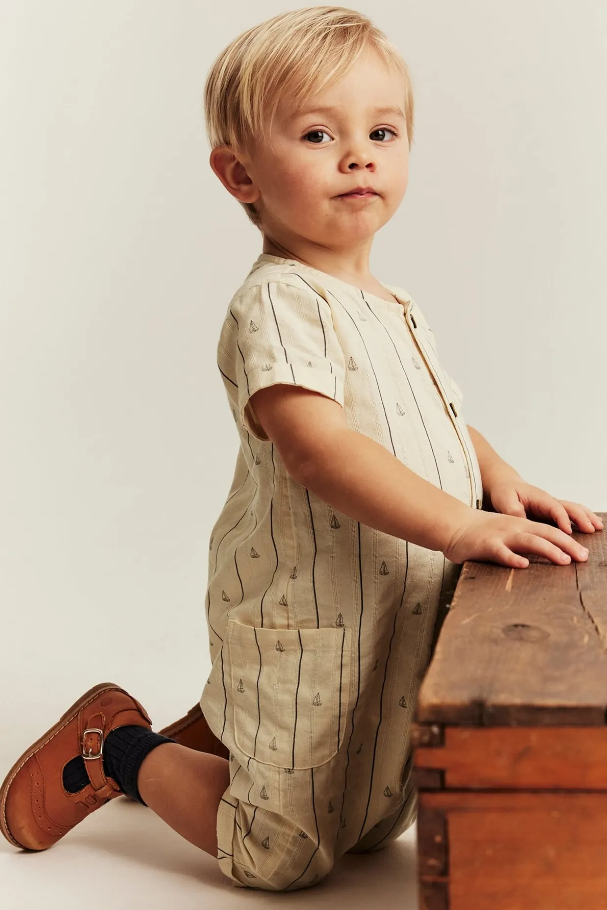 Kortärmad jumpsuit med segelbåtar